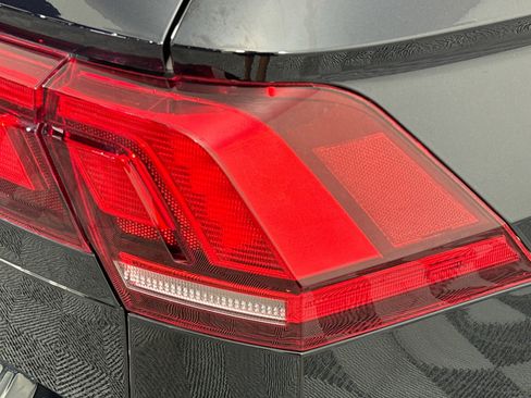 Used 2021 Volkswagen Tiguan SE w/ Panoramic Sunroof Package FWD image 33