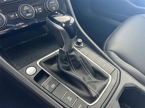 Certified 2024 Volkswagen Jetta SE w/ Panoramic Sunroof Package image 28