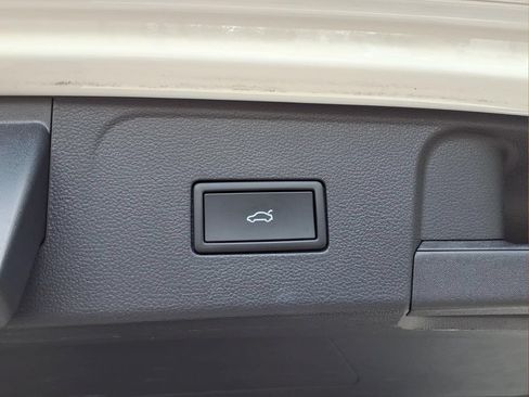 Used 2025 Volkswagen Atlas SE FWD image 32