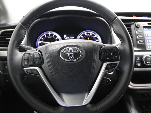 Used 2018 Toyota Highlander XLE AWD/4WD image 30