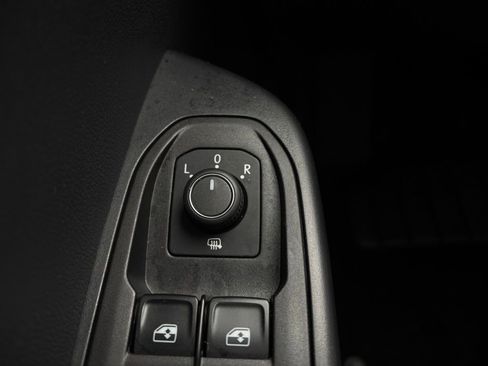 Certified 2025 Volkswagen Taos SE image 25