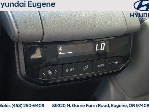 Used 2023 Toyota Highlander XLE AWD/4WD image 18