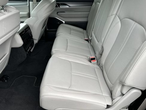 Certified 2025 Jeep Wagoneer 4WD image 15