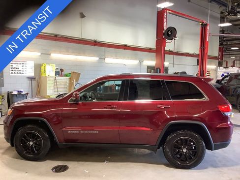 Used 2018 Jeep Grand Cherokee Laredo AWD/4WD image 2
