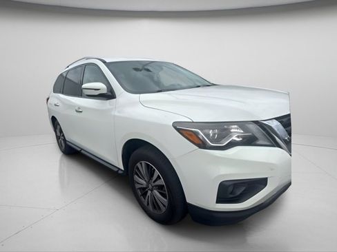 Used 2018 Nissan Pathfinder SV image 2