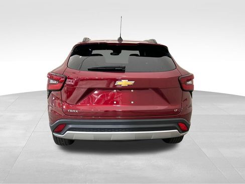 Used 2025 Chevrolet Trax LT w/ LT Convenience Package FWD image 4