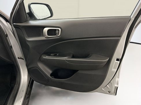 Used 2021 Hyundai Venue SE FWD image 32
