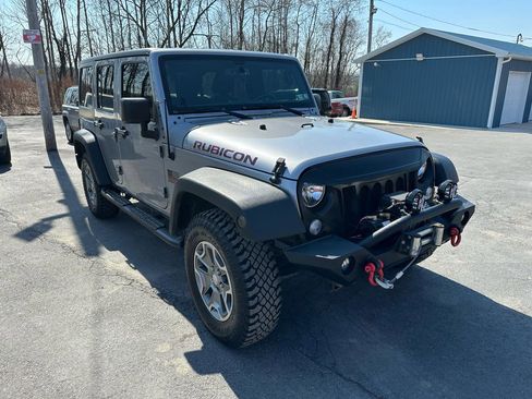 Used 2018 Jeep Wrangler Unlimited Rubicon w/ Connectivity Group image 3