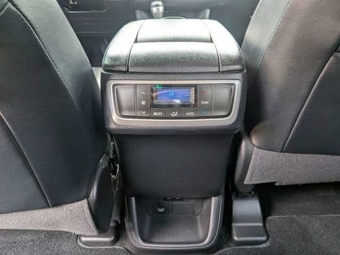 Used 2019 Toyota Highlander XLE FWD image 17