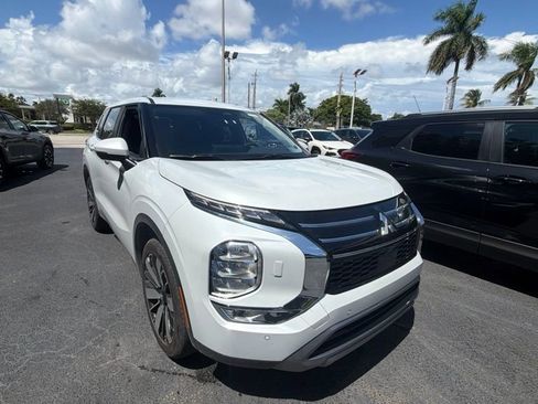 Used 2025 Mitsubishi Outlander SE AWD/4WD image 3