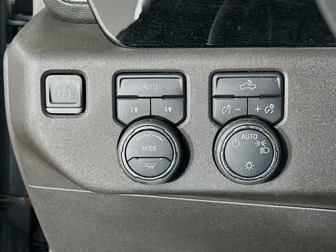 Used 2023 Chevrolet Silverado 1500 LT AWD/4WD image 17