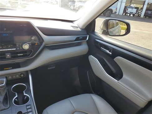 Used 2023 Toyota Highlander XLE image 14