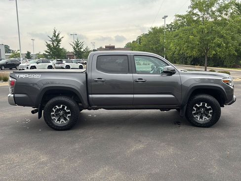 Used 2020 Toyota Tacoma TRD Off-Road w/ Blackout Package AWD/4WD image 9