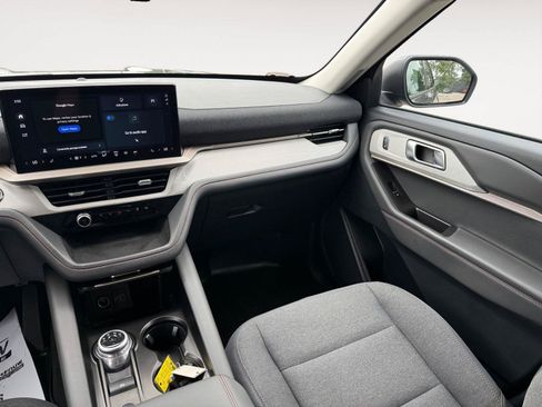 Used 2025 Ford Explorer Active AWD/4WD image 12
