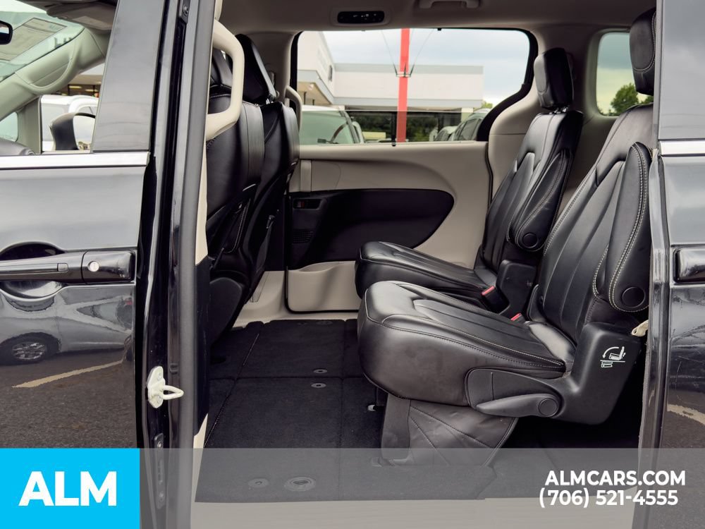 Used 2023 Chrysler Pacifica Touring-L FWD image 12