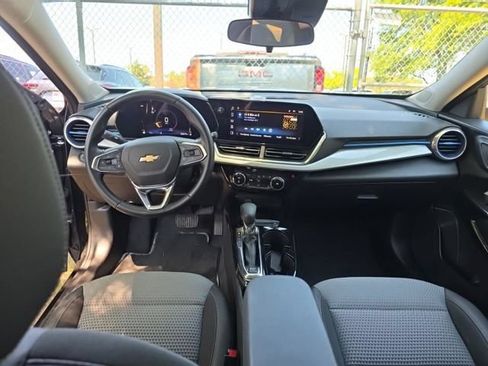 Used 2025 Chevrolet Trax LT w/ Driver Confidence Package FWD image 2