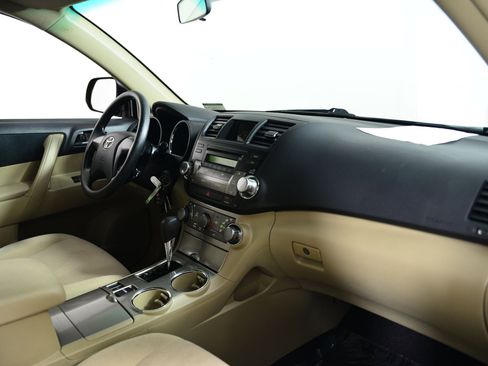 Used 2012 Toyota Highlander FWD image 18