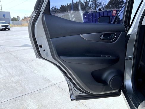 Used 2021 Nissan Rogue Sport S image 18