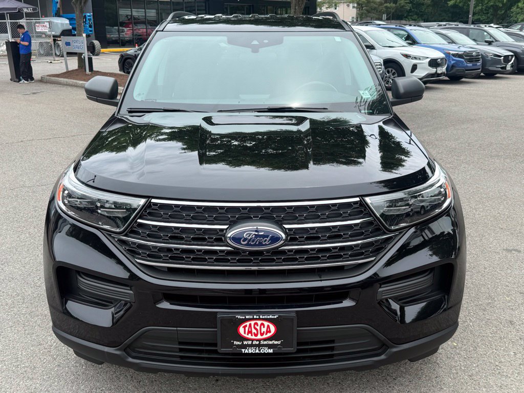 Used 2023 Ford Explorer XLT AWD/4WD image 2