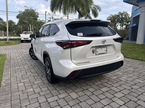 Used 2024 Toyota Highlander XLE FWD image 12