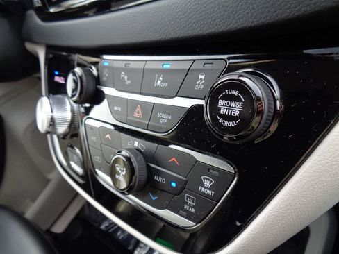 Certified 2024 Chrysler Pacifica Touring-L image 26