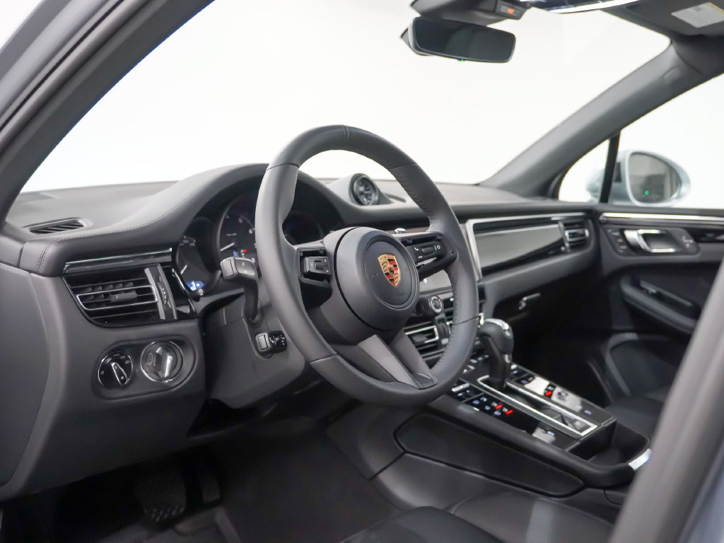 Certified 2026 Porsche Macan AWD/4WD image 4