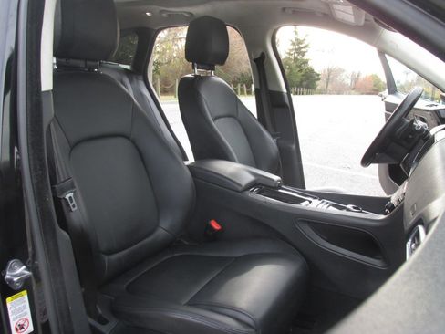 Used 2019 Jaguar F-PACE Premium image 42