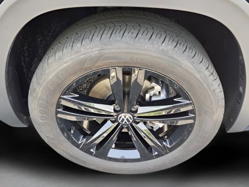 Certified 2023 Volkswagen Atlas Cross Sport SEL R-Line AWD/4WD image 29