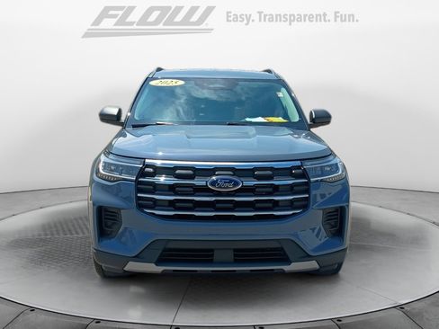 Used 2025 Ford Explorer Active RWD image 3
