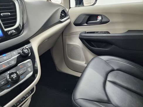 Used 2024 Chrysler Pacifica Touring-L image 14