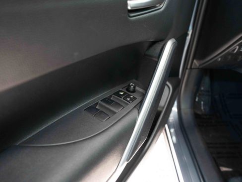 Used 2023 Toyota Corolla Cross XLE image 7