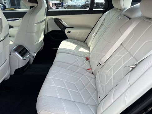 Used 2025 BMW i7 eDrive50 w/ M Sport Package RWD image 11