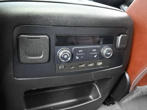 Used 2019 Chevrolet Tahoe Premier w/ Premier Plus Edition RWD image 39