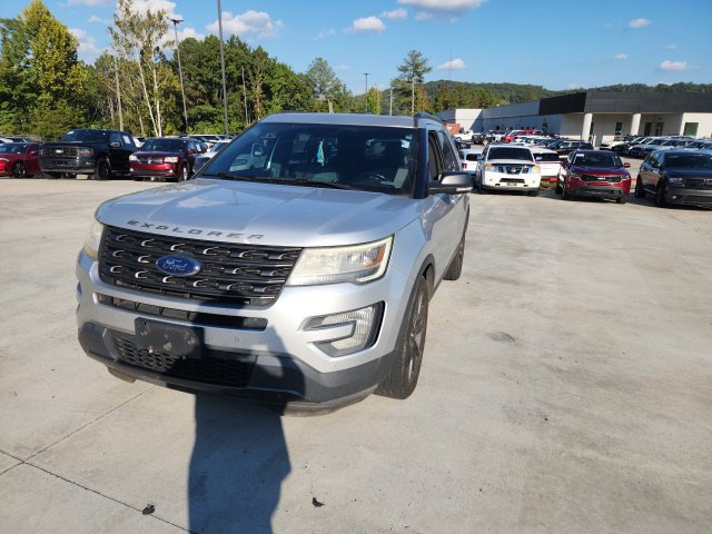 Used 2017 Ford Explorer XLT w/ Equipment Group 202A FWD image 5