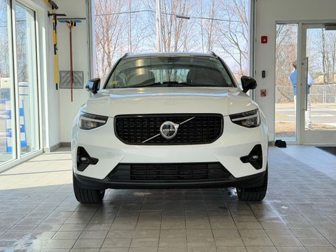 Certified 2025 Volvo XC40 B5 Plus AWD/4WD image 3