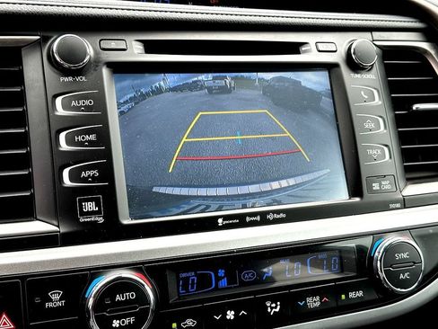 Used 2018 Toyota Highlander Limited FWD image 12