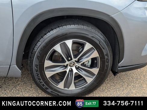 Used 2020 Toyota Highlander XLE FWD image 11