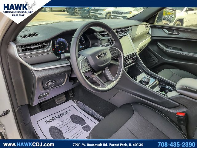Certified 2025 Jeep Grand Cherokee Laredo AWD/4WD image 9