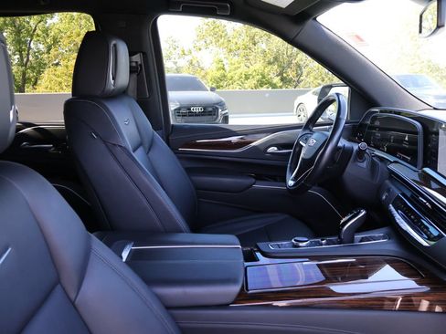 Used 2022 Cadillac Escalade Luxury w/ LPO, Floor Liner Package AWD/4WD image 10
