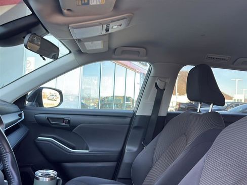 Used 2021 Toyota Highlander LE image 24