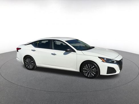 Used 2025 Nissan Altima 2.5 SV FWD image 2
