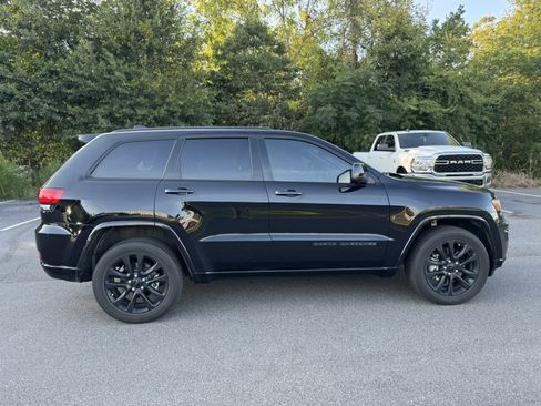 Used 2021 Jeep Grand Cherokee Laredo X AWD/4WD image 4