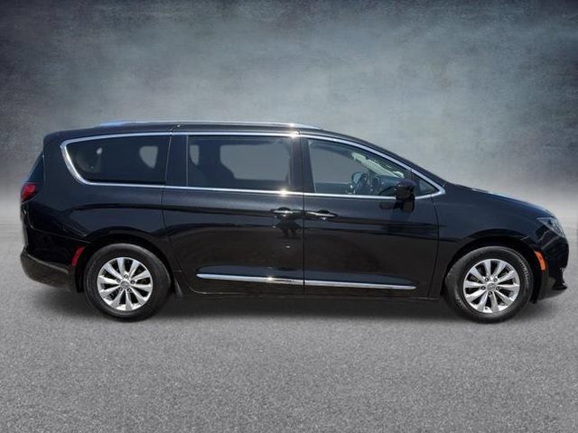 Used 2019 Chrysler Pacifica Touring-L FWD image 5