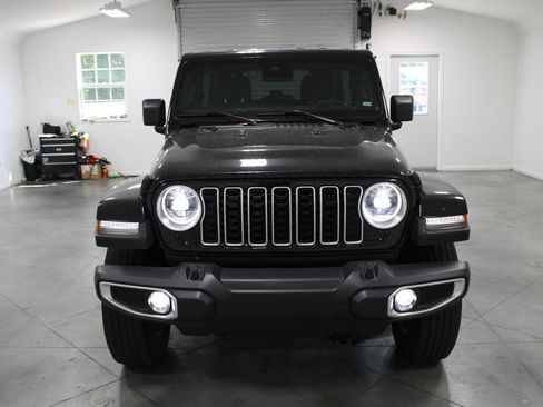 Used 2025 Jeep Wrangler Unlimited Sahara AWD/4WD image 3