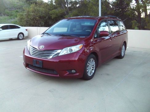 Used 2017 Toyota Sienna XLE w/ XLE Navigation Package FWD image 1