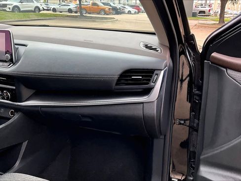 Used 2023 Nissan Rogue SV image 16