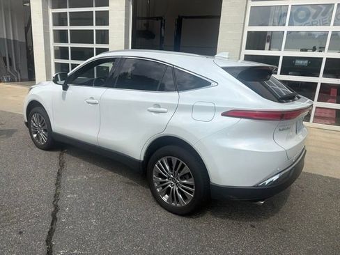 Used 2024 Toyota Venza XLE AWD/4WD image 2