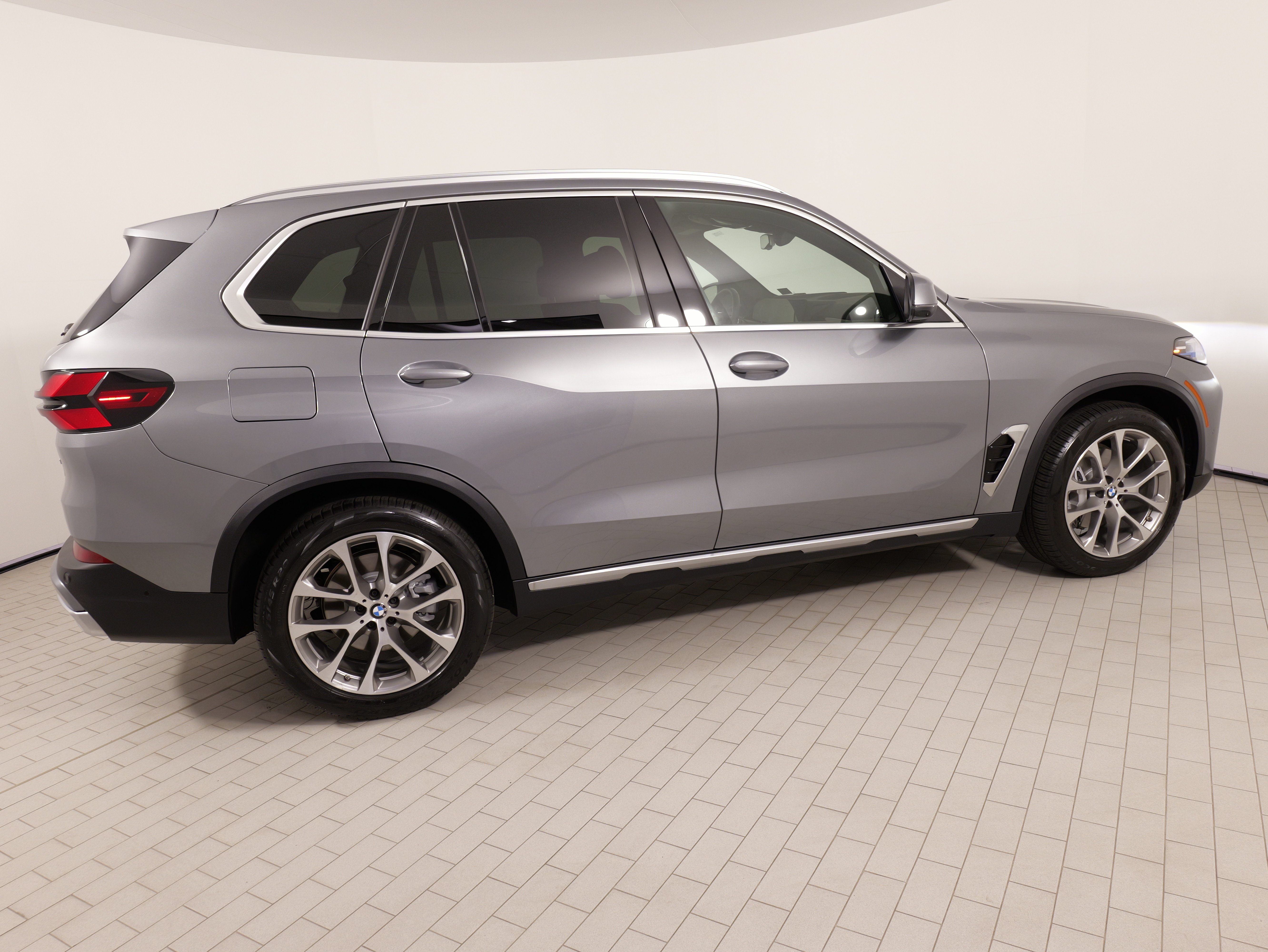 Used 2026 BMW X5 xDrive40i AWD/4WD image 9