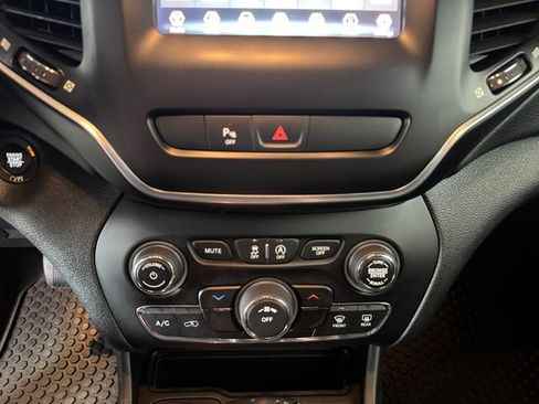 Used 2019 Jeep Cherokee Latitude Plus w/ Cold Weather Group AWD/4WD image 3
