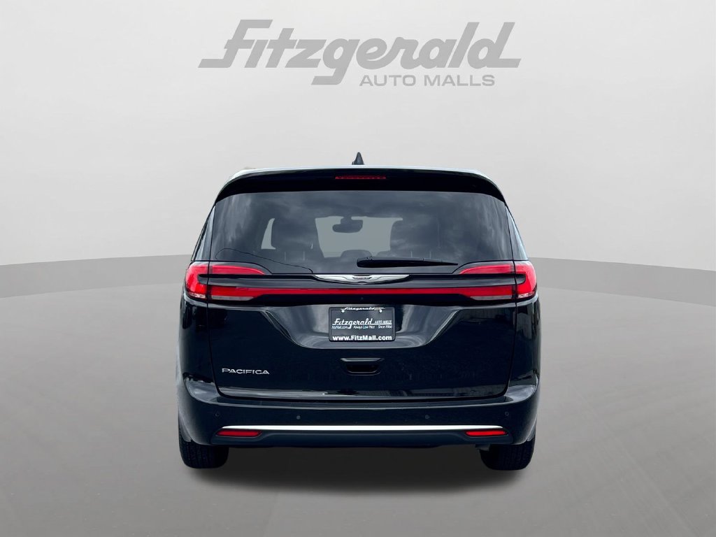 Used 2024 Chrysler Pacifica Touring-L FWD image 7